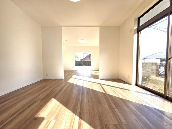 藤沢市大鋸３丁目の中古一戸建の居間・リビング|窓からは明るい光が差し込みます！
電気をつけなくても明るいです。