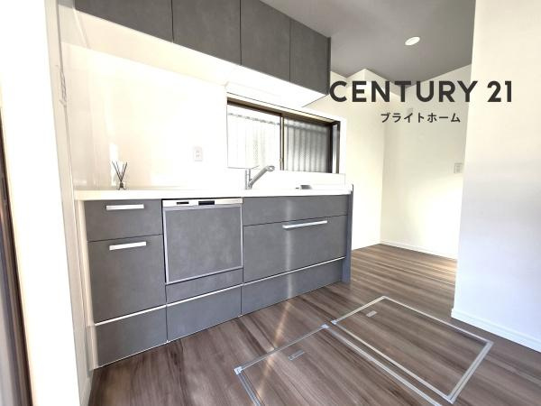 藤沢市大鋸３丁目の中古一戸建のキッチン|食洗器付きなのは家事の負担を軽減してくれる嬉しいポイント♪
広々としたキッチンはお子様と並んでお料理できます。