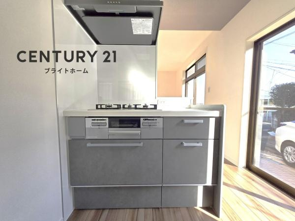 藤沢市大鋸３丁目の中古一戸建のキッチン|収納豊富なキッチン。
ここまで収納スペースがあるとキッチン周りをきれいに保てますね！
