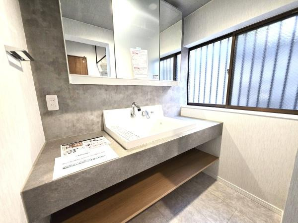 藤沢市大鋸３丁目の中古一戸建の独立洗面台|広々とした洗面室には三面鏡付き独立洗面台！