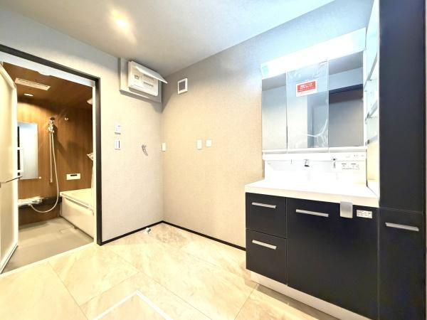 横浜市保土ケ谷区明神台の新築一戸建の独立洗面台|広々とした洗面室には三面鏡付き独立洗面台！