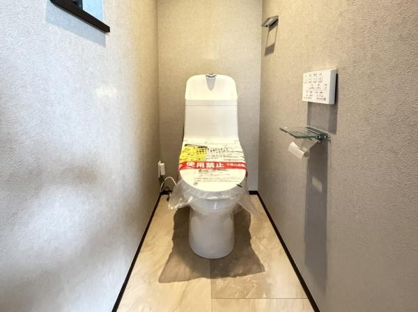 横浜市保土ケ谷区明神台の新築一戸建のトイレ|清潔感のある内装のすっきりとしたデザインのトイレです。
水周りが綺麗だと安心ですね。
