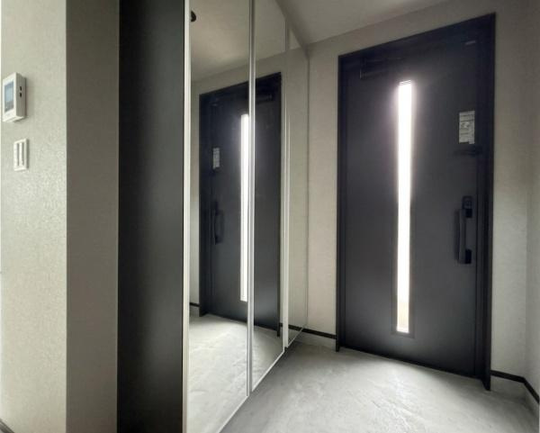 横浜市保土ケ谷区明神台の新築一戸建の玄関|この明るい玄関が気持ちよく迎え入れてくれます。