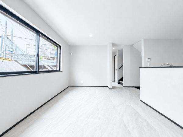横浜市保土ケ谷区明神台の新築一戸建の居間・リビング|自慢したくなるリビング！
形も良く家具の配置にも困りません。