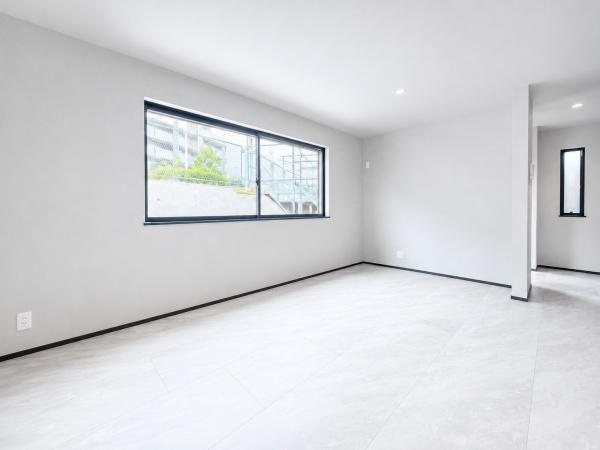 横浜市保土ケ谷区明神台の新築一戸建の居間・リビング|家族が自然と集まるリビングは
落ち着きのある空間です♪