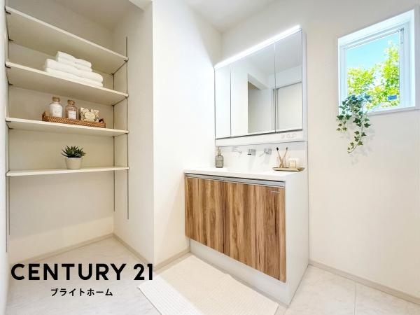 横浜市保土ケ谷区新井町の新築一戸建の独立洗面台|お化粧もしやすい三面鏡付き独立洗面台、
収納もしっかりあり、洗剤などもしまっておけます。
※家具等はCGでの参考レイアウトです。