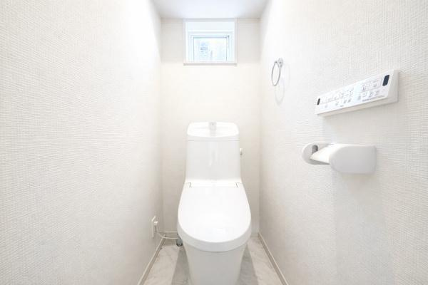 横浜市保土ケ谷区新井町の新築一戸建のトイレ|清潔感のある内装のすっきりとしたデザインのトイレです。
水周りが綺麗だと安心ですね。
