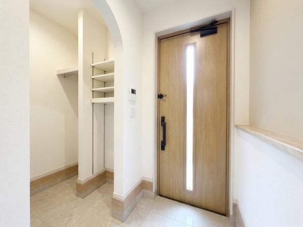 横浜市保土ケ谷区新井町の新築一戸建の玄関|収納豊富な玄関です。
この明るい玄関が気持ちよく家族を迎え入れます♪