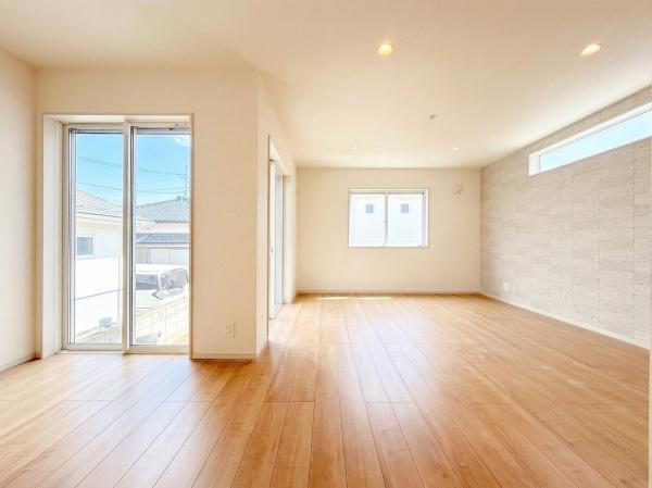 横浜市保土ケ谷区新井町の新築一戸建の居間・リビング|明るいLDK！！
陽当たり良好です。
