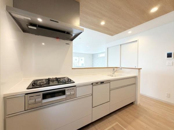 横浜市保土ケ谷区新井町の新築一戸建のキッチン|食洗器付きなのは家事の負担を軽減してくれる嬉しいポイント♪
広々としたキッチンはお子様と並んでお料理できます。