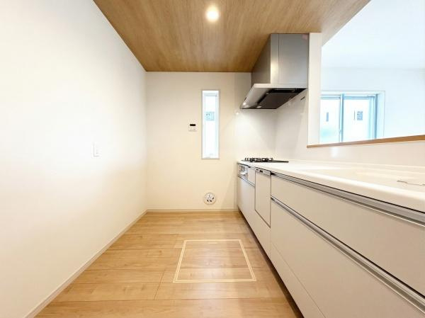 横浜市保土ケ谷区新井町の新築一戸建のキッチン|対面式のキッチンはお料理中でも家族とのお話も弾みます。