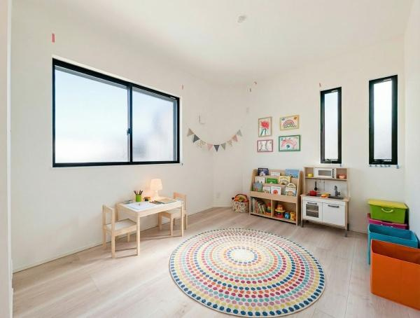 横浜市都筑区川和町の新築一戸建の洋室|二面採光の明るく、落ち着きのある洋室！
休日はこちらでおくつろぎ下さい♪
※家具はCGでの参考レイアウトです。