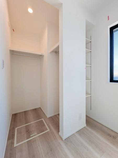 横浜市都筑区川和町の新築一戸建の収納|WICでお部屋もスッキリと利用できます！
洋服以外にも収納できるのは嬉しいポイント！