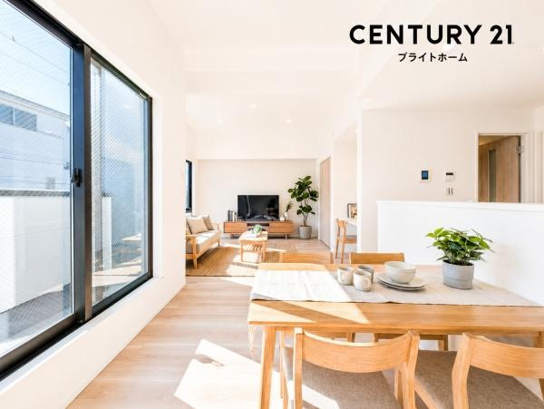 横浜市都筑区川和町の新築一戸建の居間・リビング|自慢したくなるリビング！
形も良く家具の配置にも困りません。
※家具等はCGでの参考レイアウトです。