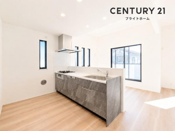 横浜市都筑区川和町の新築一戸建のキッチン|対面式のキッチンはお料理中でも家族とのお話も弾みます。
お天気の良い日は電気をつけなくても明るい設備充実のキッチン！
