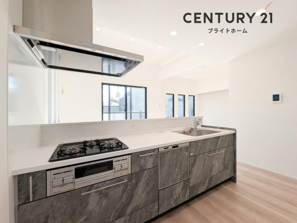 横浜市都筑区川和町の新築一戸建のキッチン|食洗器付きなのは家事の負担を軽減してくれる嬉しいポイント♪
広々としたキッチンはお子様と並んでお料理できます。