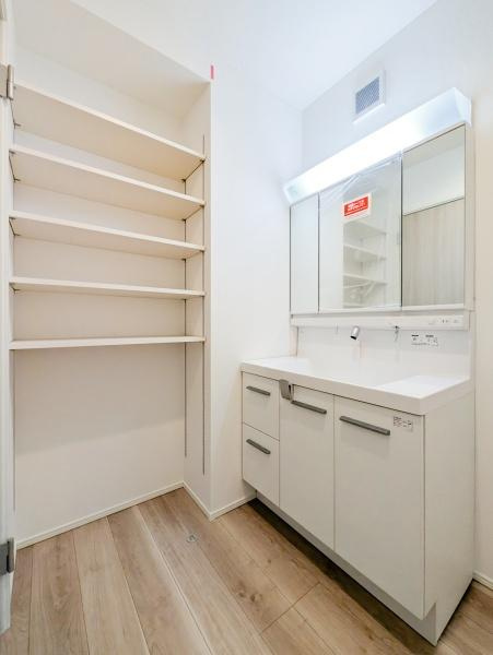 横浜市都筑区川和町の新築一戸建の独立洗面台|お化粧もしやすい三面鏡付き独立洗面台、
収納もしっかりあり、洗剤などもしまっておけます。