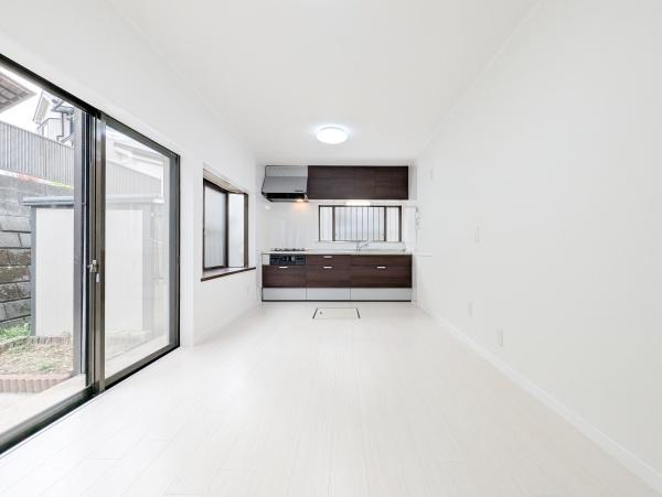横浜市緑区いぶき野の中古一戸建の居間・リビング|家族が自然と集まるリビングは
落ち着きのある空間です♪
