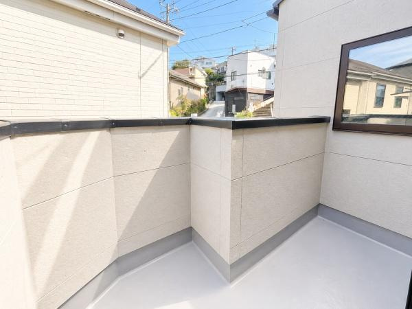 横浜市中区本牧町１丁目の新築一戸建のバルコニー|陽当り良好のバルコニー！
風通しもよく気持ちいいです