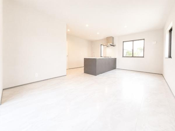 横浜市中区本牧町１丁目の新築一戸建の居間・リビング|自慢したくなるリビング！
形も良く家具の配置にも困りません。