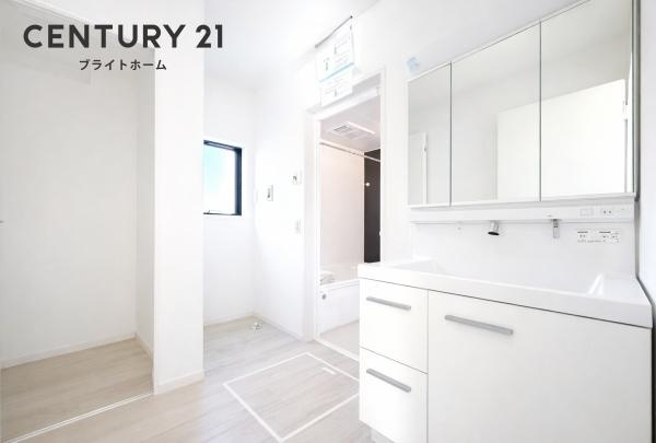 横浜市磯子区洋光台１丁目の新築一戸建の独立洗面台|清潔感のある内装、すっきりとしたデザインです。
水周りが綺麗だと安心ですね。