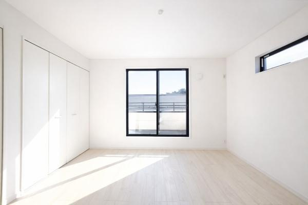 横浜市磯子区洋光台１丁目の新築一戸建の洋室|二面採光の明るく、落ち着きのある洋室！
休日はこちらでおくつろぎ下さい♪