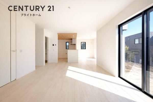 横浜市磯子区洋光台１丁目の新築一戸建の居間・リビング|自慢したくなるリビング！
形も良く家具の配置にも困りません。