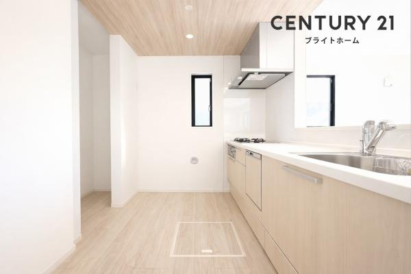 横浜市磯子区洋光台１丁目の新築一戸建のキッチン|広々としたキッチンは、
落ち着いて料理が出来ます！