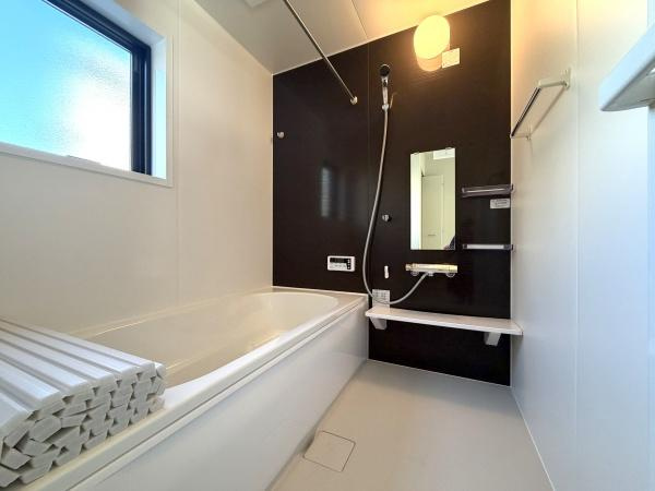 横浜市磯子区洋光台１丁目の新築一戸建の浴室|窓付きの浴室です。
このバスルームで一日の疲れを癒してください！