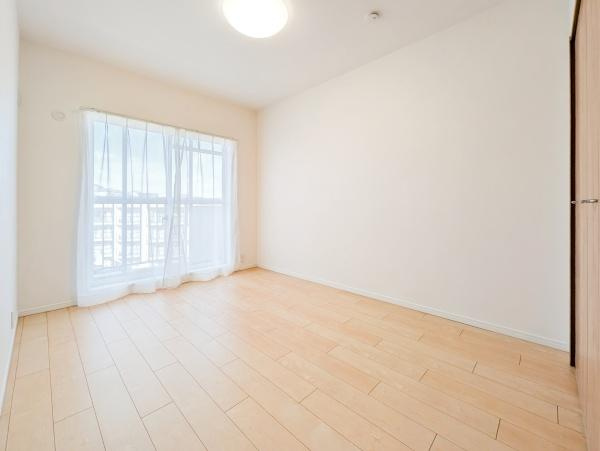 ニューシティ東戸塚緑の街４号棟の洋室|広さも十分で窓からの光が嬉しい洋室です。