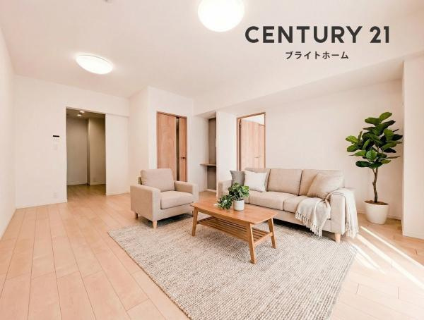 ニューシティ東戸塚緑の街４号棟の居間・リビング|窓からは明るい光が差し込みます！
電気をつけなくても明るいです。

