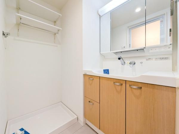 ニューシティ東戸塚緑の街４号棟の独立洗面台|お化粧もしやすい三面鏡付き独立洗面台、
収納もしっかりあり、洗剤などもしまっておけます。