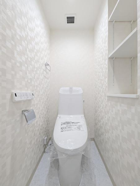 ロイヤルヒルズ上大岡１号棟のトイレ|清潔感のある内装のすっきりとしたデザインのトイレです。
水周りが綺麗だと安心ですね。
