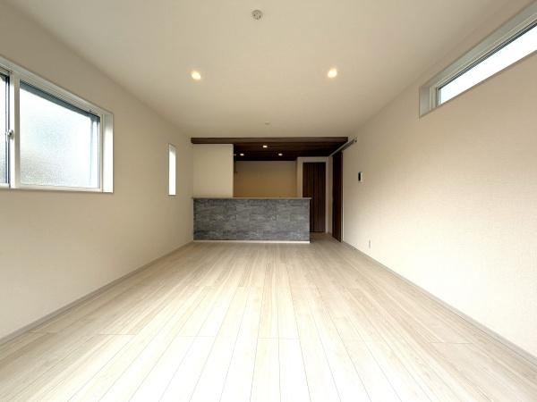 横浜市保土ケ谷区新井町の新築一戸建の居間・リビング|家族が自然と集まるリビングは
落ち着きのある空間です♪