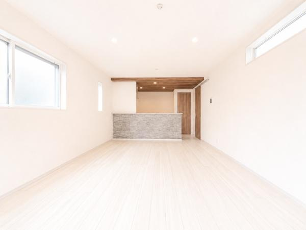 横浜市保土ケ谷区新井町の新築一戸建の居間・リビング|家族が自然と集まるリビングは
落ち着きのある空間です♪