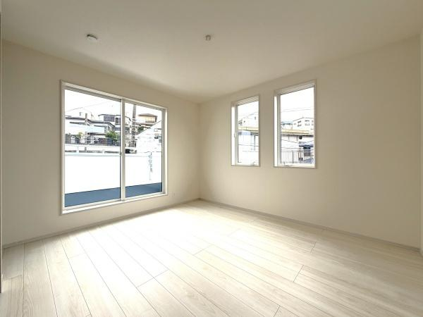 横浜市保土ケ谷区新井町の新築一戸建の洋室|二面採光の明るく、落ち着きのある洋室！
休日はこちらでおくつろぎ下さい♪