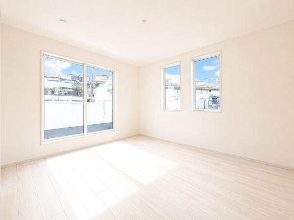 横浜市保土ケ谷区新井町の新築一戸建の洋室|二面採光の明るく、落ち着きのある洋室！
休日はこちらでおくつろぎ下さい♪