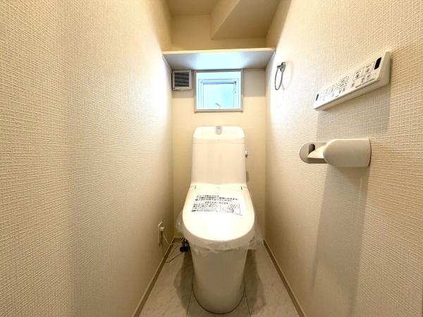 横浜市保土ケ谷区新井町の新築一戸建のトイレ|清潔感のある内装のすっきりとしたデザインのトイレです。
水周りが綺麗だと安心ですね。
