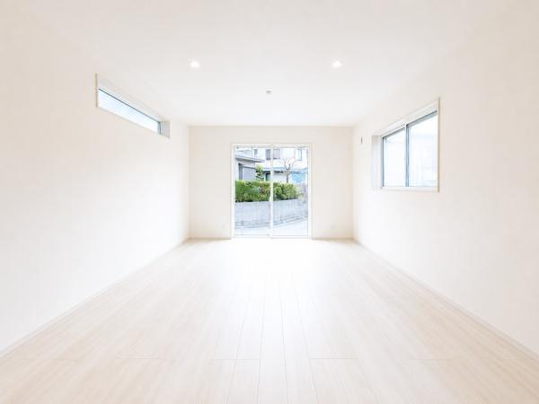 横浜市保土ケ谷区新井町の新築一戸建の居間・リビング|窓からは明るい光が差し込みます！
電気をつけなくても明るいです。