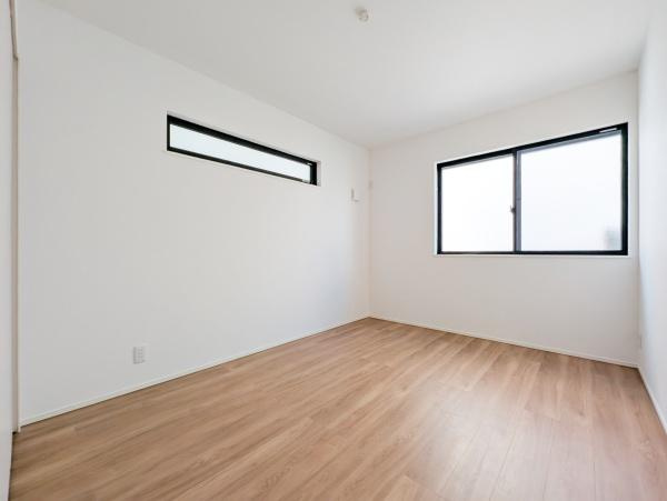 横浜市都筑区川和町の新築一戸建の洋室|二面採光の明るく、落ち着きのある洋室！
休日はこちらでおくつろぎ下さい♪