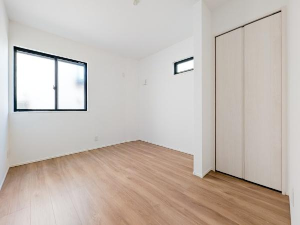 横浜市都筑区川和町の新築一戸建の洋室|クローゼットもあるので収納にも困りません！
荷物が多い方にも安心です。
