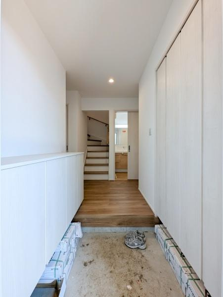 横浜市都筑区川和町の新築一戸建の玄関|収納豊富な玄関です。
ゆったりとした空間です！