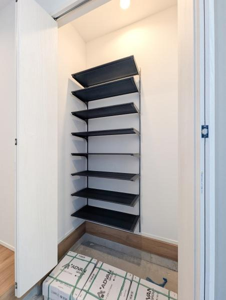 横浜市都筑区川和町の新築一戸建の玄関|SICがあり収納豊富な玄関です。
この明るい玄関が気持ちよく家族を迎え入れます。