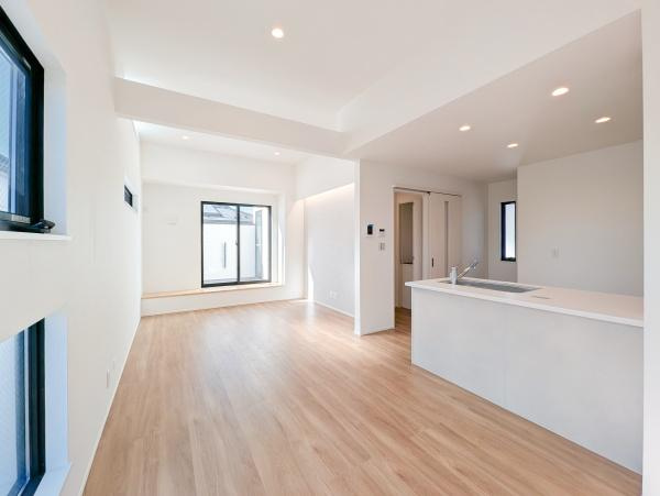 横浜市都筑区川和町の新築一戸建の居間・リビング|窓からは明るい光が差し込みます！
電気をつけなくても明るいです。
