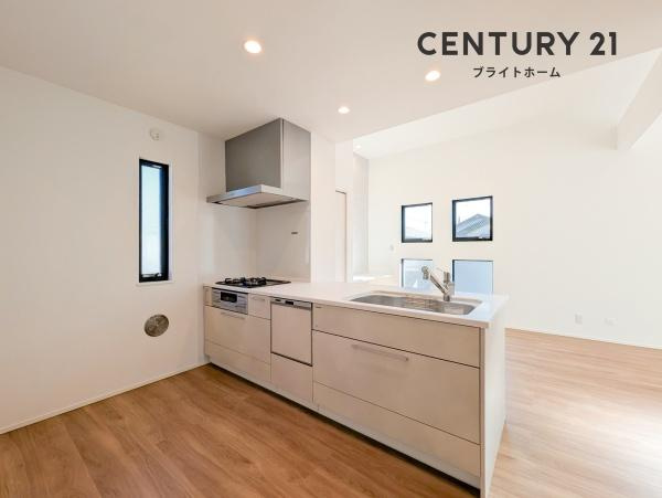 横浜市都筑区川和町の新築一戸建のキッチン|対面式のキッチンはお料理中でも家族とのお話も弾みます。
お天気の良い日は電気をつけなくても明るい設備充実のキッチン！
