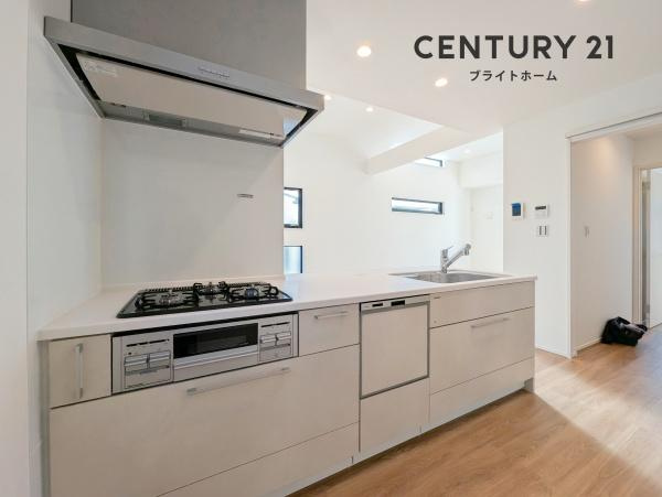 横浜市都筑区川和町の新築一戸建のキッチン|食洗器付きなのは家事の負担を軽減してくれる嬉しいポイント♪
広々としたキッチンはお子様と並んでお料理できます。