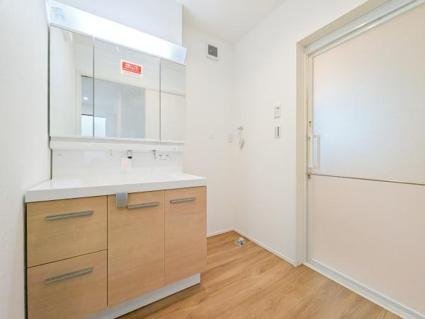 横浜市都筑区川和町の新築一戸建の独立洗面台|お化粧もしやすい三面鏡付き独立洗面台、
収納もしっかりあり、洗剤などもしまっておけます。