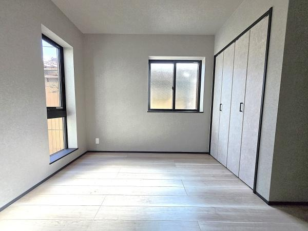 横浜市戸塚区原宿５丁目の新築一戸建の洋室|クローゼットもあるので収納にも困りません！
荷物が多い方にも安心です。