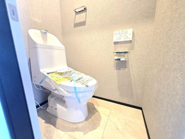 横浜市戸塚区原宿５丁目の新築一戸建のトイレ|スッキリとした多機能付の使いやすいトイレです。
トイレットペーパーや洗剤も入れておける収納付きです！
