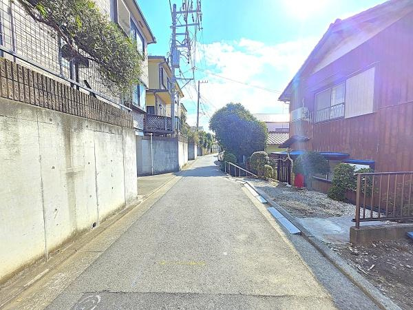 横浜市戸塚区原宿５丁目の新築一戸建の前面道路含む現地写真|車通りが少ない為、小さなお子様にも安心です。
是非一度、現地へ起こしください。